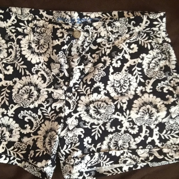 Khakis by GAP Girlfriend 4 inch short - Picture 1 of 1
